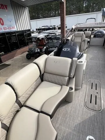 Slide: The Image of Veranda VR22RC Tri-Toon 2025 - 11