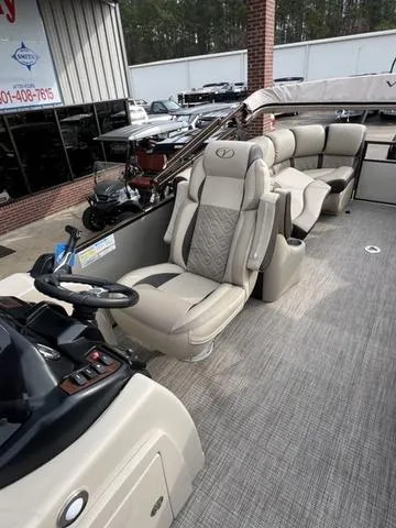 Slide: The Image of Veranda VR22RC Tri-Toon 2025 - 12