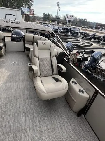 Slide: The Image of Veranda VR22RC Tri-Toon 2025 - 13