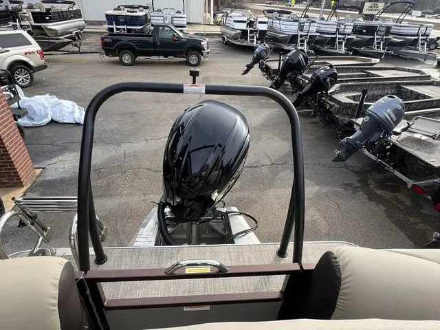 Slide: The Image of Veranda VR22RC Tri-Toon 2025 - 15