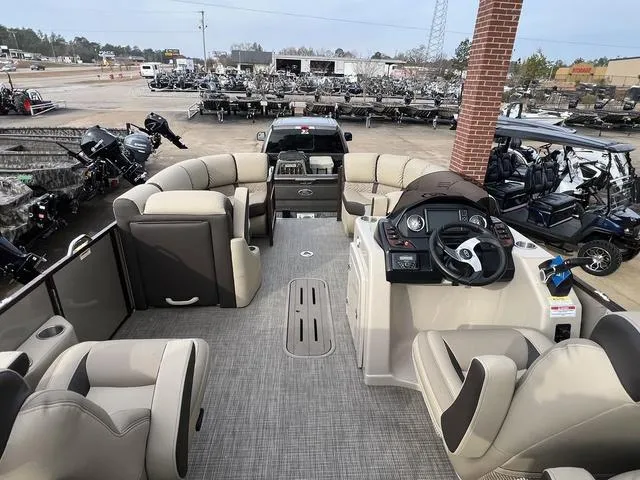 Slide: The Image of Veranda VR22RC Tri-Toon 2025 - 16