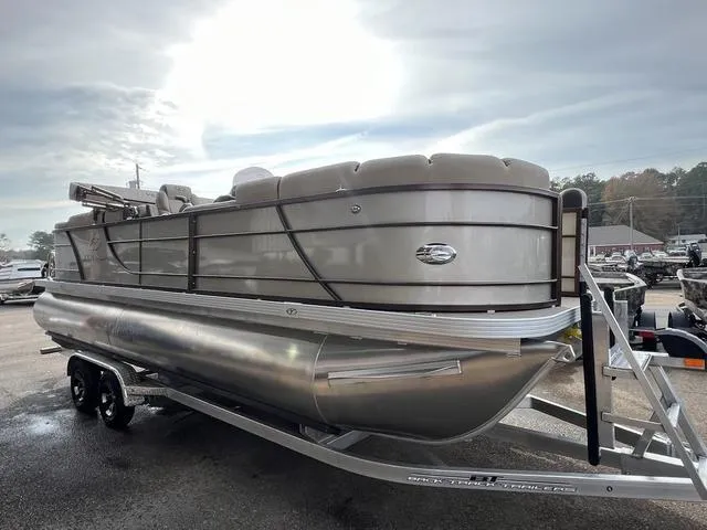 Slide: The Image of Veranda VR22RC Tri-Toon 2025 - 4