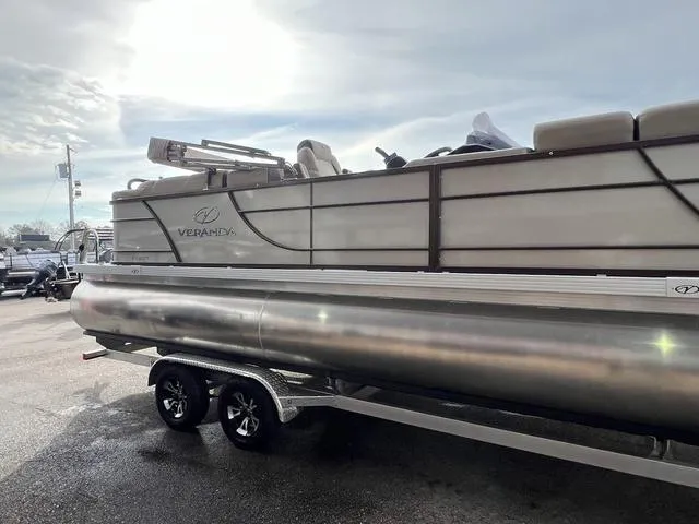 Slide: The Image of Veranda VR22RC Tri-Toon 2025 - 5