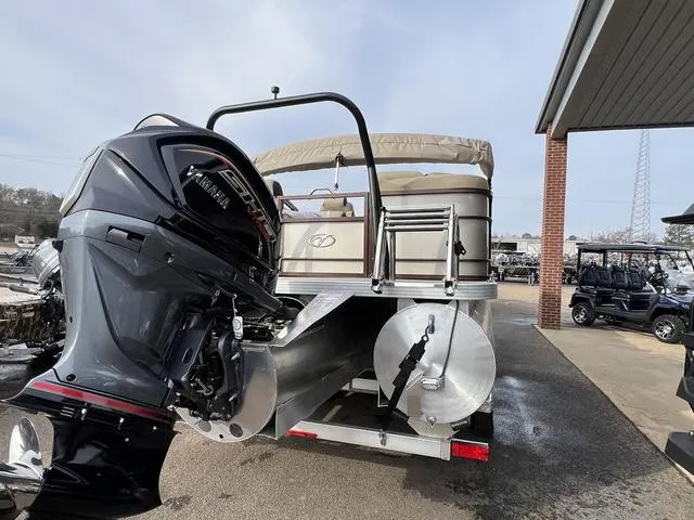 Slide: The Image of Veranda VR22RC Tri-Toon 2025 - 6