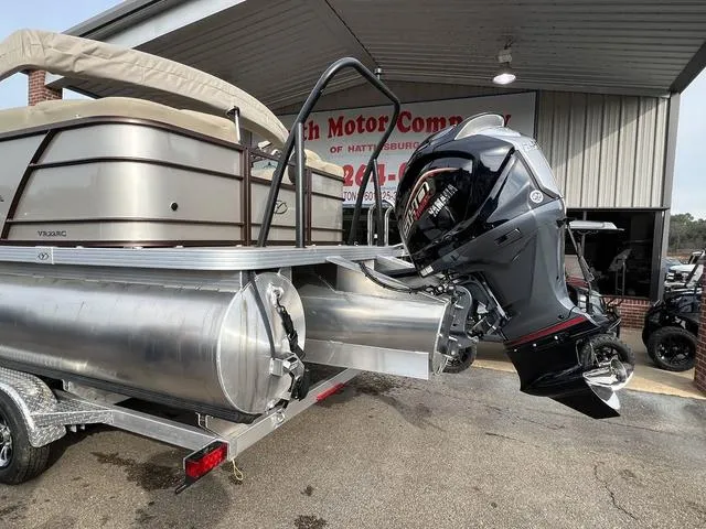 Slide: The Image of Veranda VR22RC Tri-Toon 2025 - 8