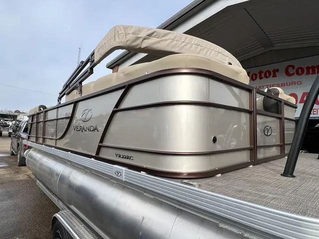 Slide: The Image of Veranda VR22RC Tri-Toon 2025 - 9