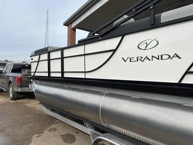 Slide: The Image of Veranda VR22RC Tri-Toon XL 2025 - 10