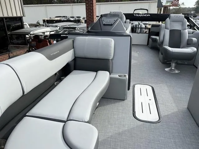 Slide: The Image of Veranda VR22RC Tri-Toon XL 2025 - 11