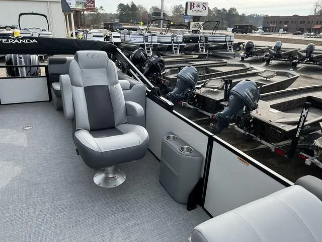 Slide: The Image of Veranda VR22RC Tri-Toon XL 2025 - 13