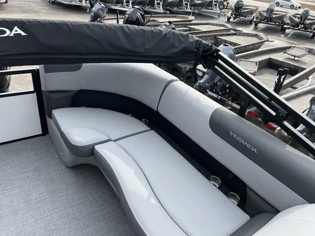 Slide: The Image of Veranda VR22RC Tri-Toon XL 2025 - 16