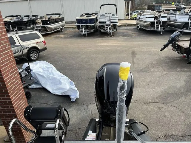 Slide: The Image of Veranda VR22RC Tri-Toon XL 2025 - 17