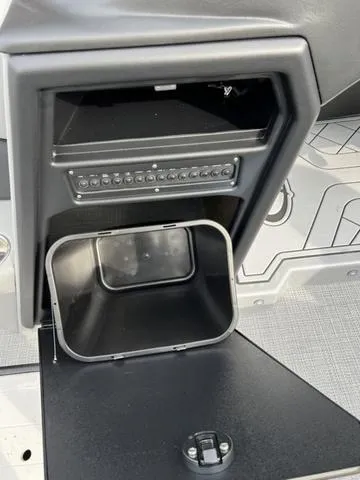 Slide: The Image of Veranda VR22RC Tri-Toon XL 2025 - 19