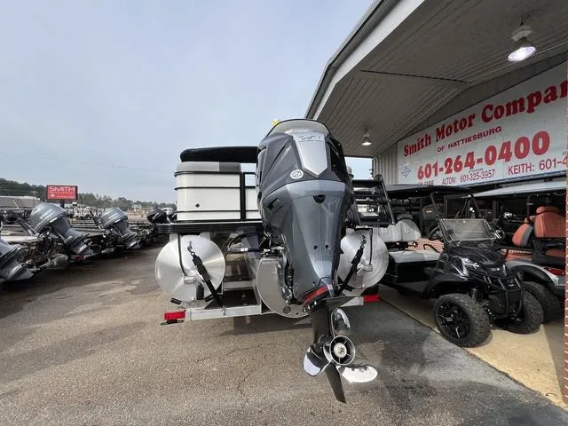 Slide: The Image of Veranda VR22RC Tri-Toon XL 2025 - 5