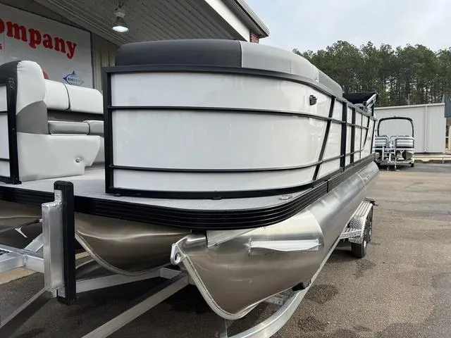 Slide: The Image of Veranda VR22RC Tri-Toon XL 2025 - 8