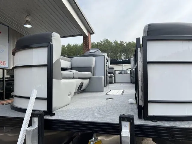 Slide: The Image of Veranda VR22RC Tri-Toon XL 2025 - 9