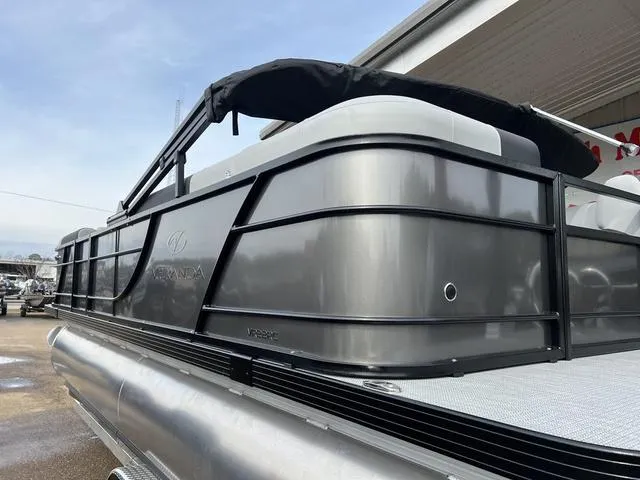 Slide: The Image of Veranda VR22RC Tri-Toon 2025 - 11