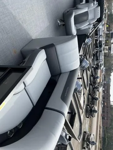 Slide: The Image of Veranda VR22RC Tri-Toon 2025 - 12