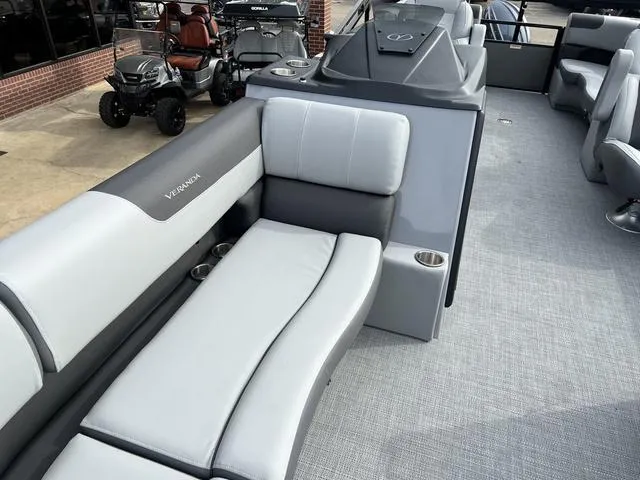 Slide: The Image of Veranda VR22RC Tri-Toon 2025 - 13