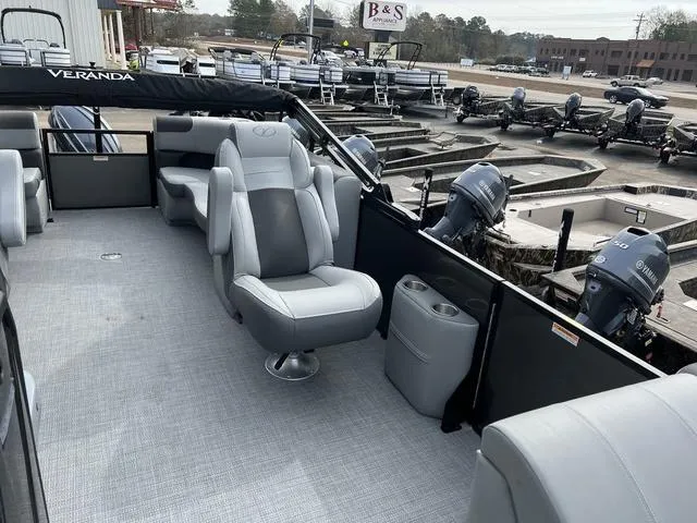 Slide: The Image of Veranda VR22RC Tri-Toon 2025 - 14