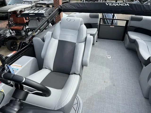 Slide: The Image of Veranda VR22RC Tri-Toon 2025 - 15