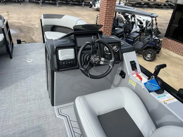 Slide: The Image of Veranda VR22RC Tri-Toon 2025 - 17