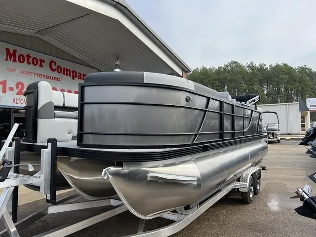 Slide: The Image of Veranda VR22RC Tri-Toon 2025 - 2