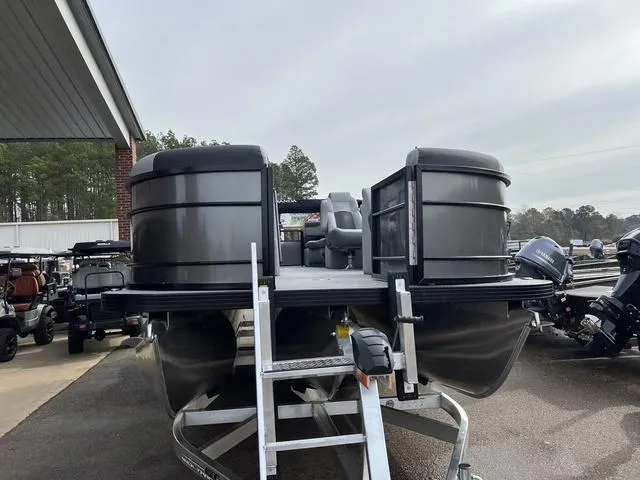 Slide: The Image of Veranda VR22RC Tri-Toon 2025 - 3