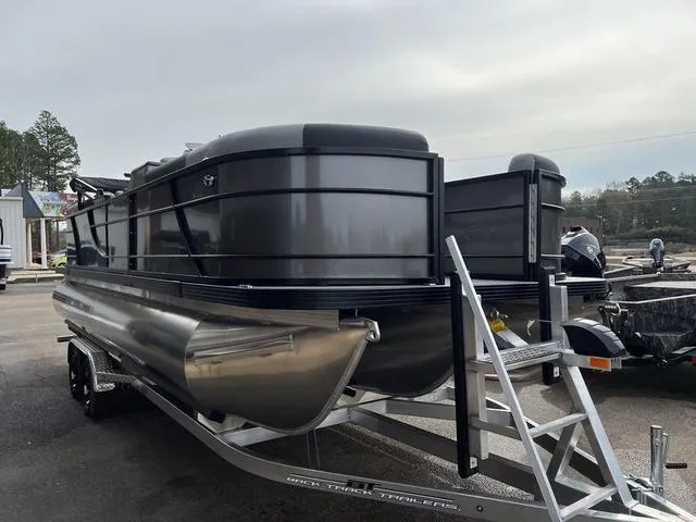 Slide: The Image of Veranda VR22RC Tri-Toon 2025 - 4