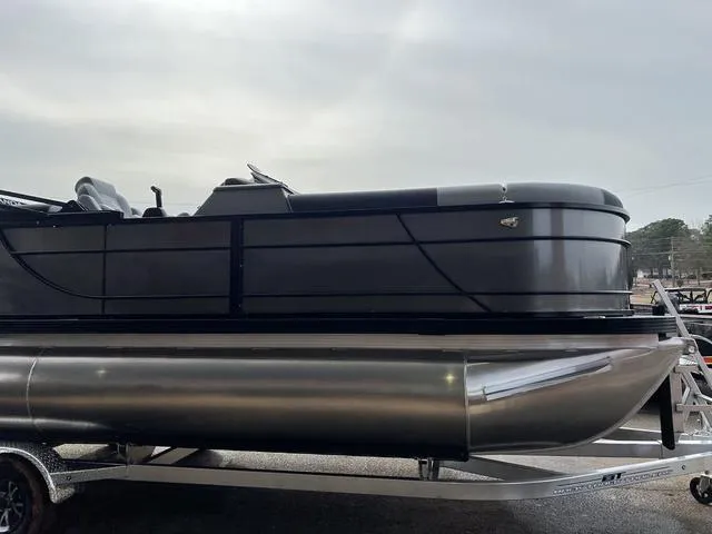 Slide: The Image of Veranda VR22RC Tri-Toon 2025 - 5