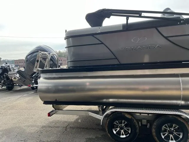 Slide: The Image of Veranda VR22RC Tri-Toon 2025 - 6