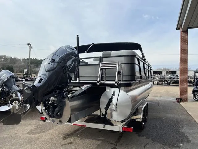 Slide: The Image of Veranda VR22RC Tri-Toon 2025 - 7