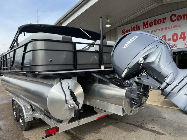 Slide: The Image of Veranda VR22RC Tri-Toon 2025 - 9