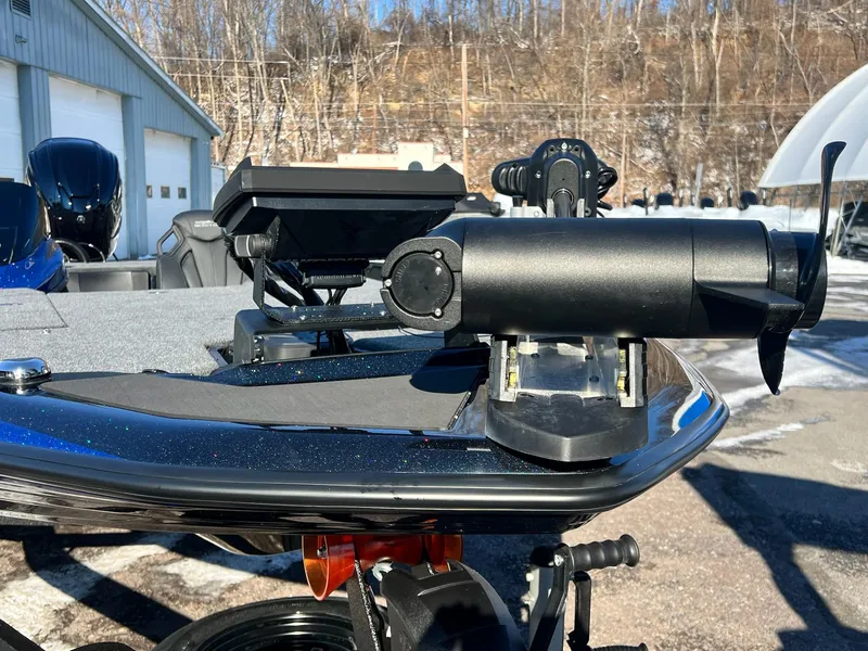 Slide: The Image of 2025 Skeeter ZXR 20 SE boat with advanced trolling motor in a snowy outdoor setting. - 8