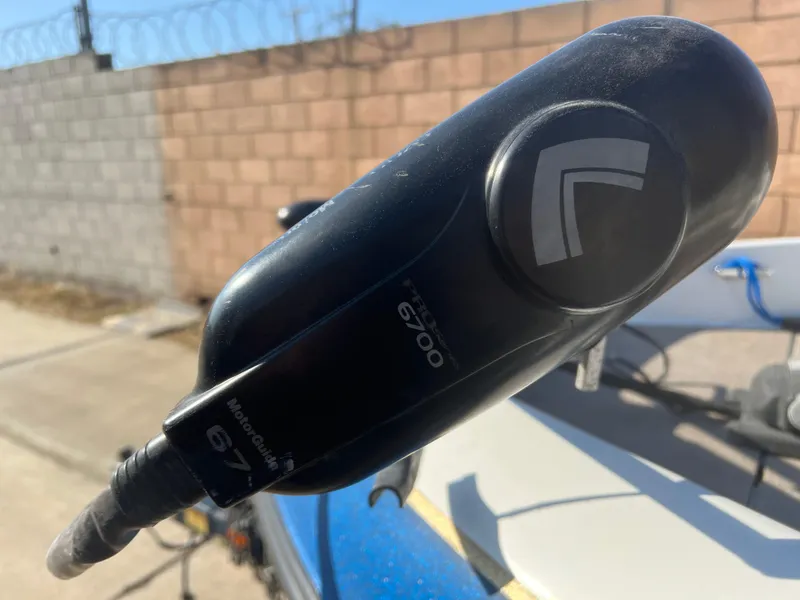 Slide: The Image of Close-up of a 2002 Nitro 188 Sport boat control handle. - 15