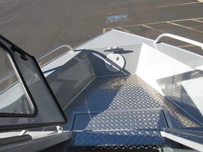 Slide: The Image of 2025 Hewescraft 200 PRO V ET boat with diamond plate flooring and open bow design. - 16