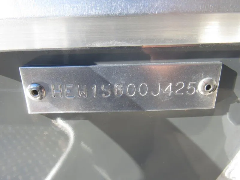Slide: The Image of Hewescraft 200 PRO V ET 2025 model identification plate with serial number. - 18