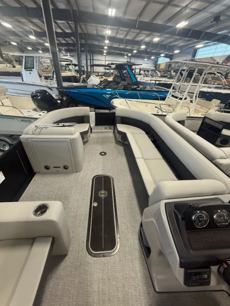 Slide: The Image of Harris Cruiser 230 FC 2025 - 5