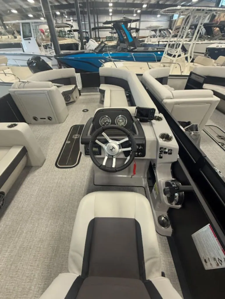 Slide: The Image of Harris Cruiser 230 FC 2025 - 6