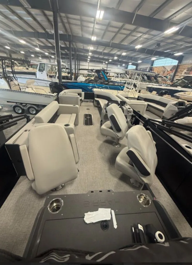 Slide: The Image of Harris Cruiser 230 FC 2025 - 8