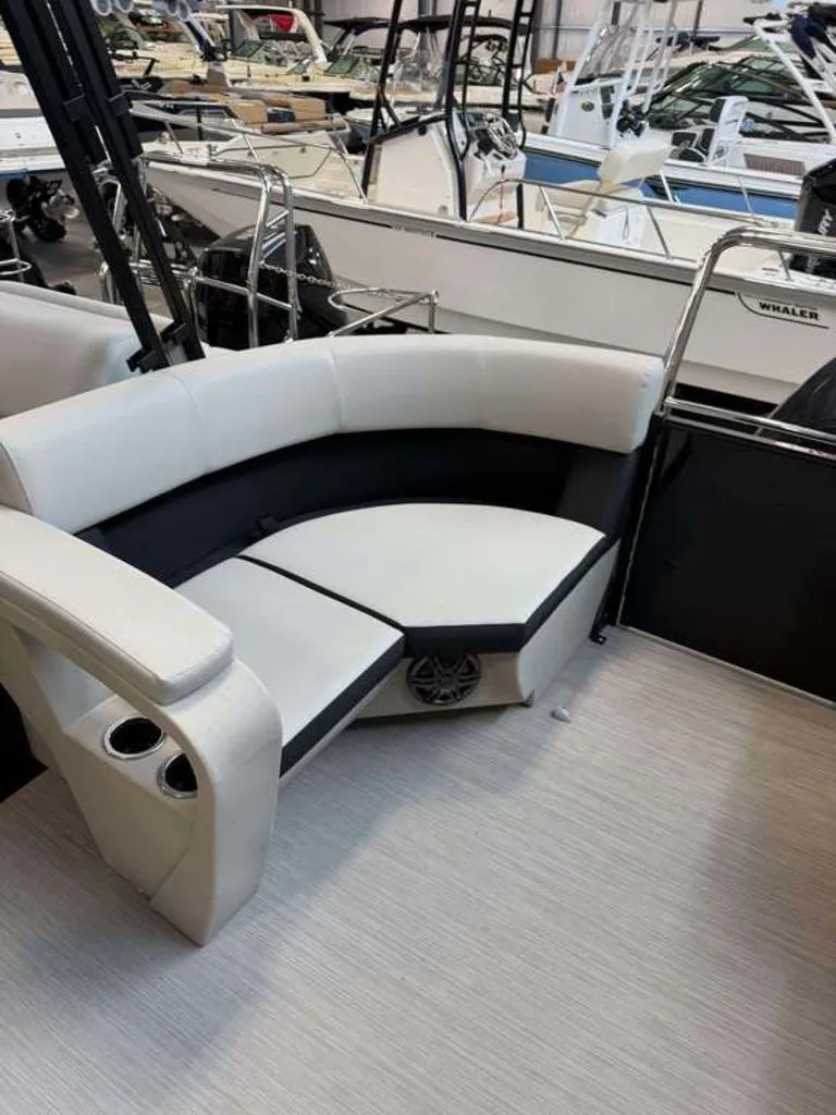 Slide: The Image of Harris Breeze 230 CW 2025 - 2