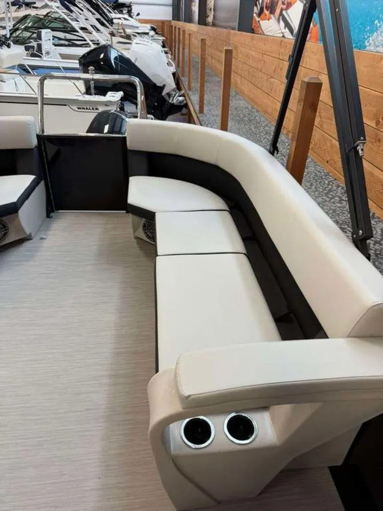 Slide: The Image of Harris Breeze 230 CW 2025 - 5