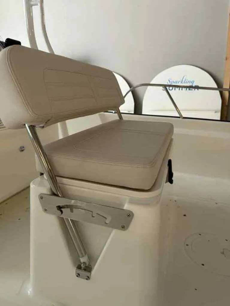 Slide: The Image of Boston Whaler 190 Montauk 2025 - 2