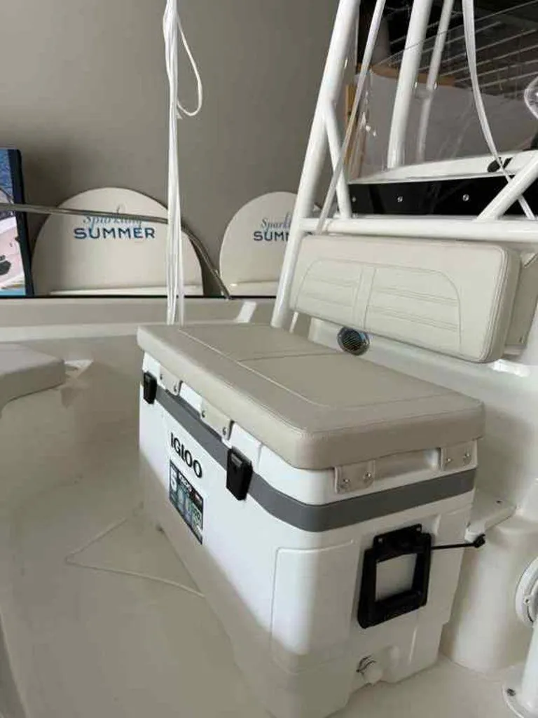 Slide: The Image of Boston Whaler 190 Montauk 2025 - 3