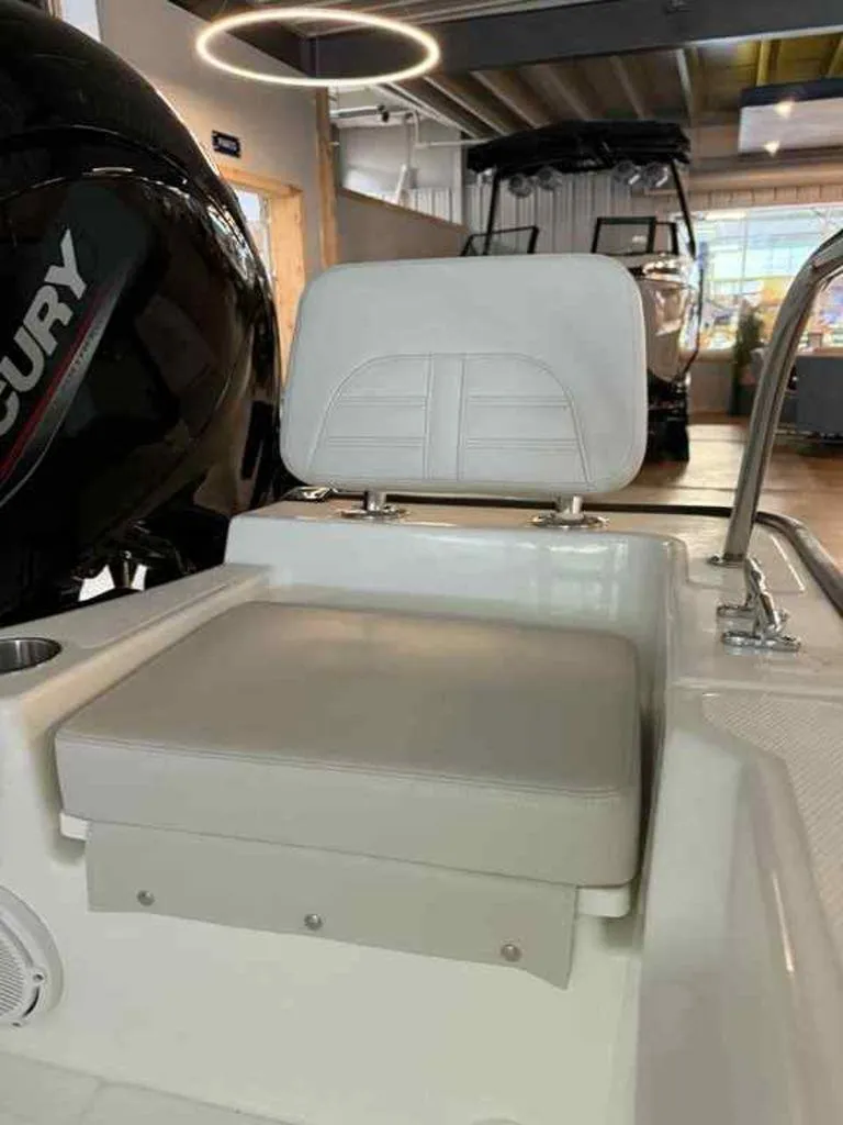 Slide: The Image of Boston Whaler 190 Montauk 2025 - 8