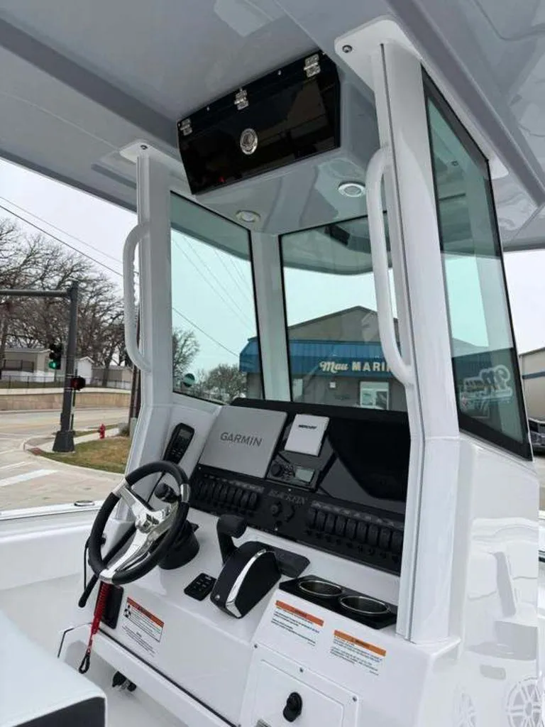 Slide: The Image of Blackfin 252 CC 2025 - 5