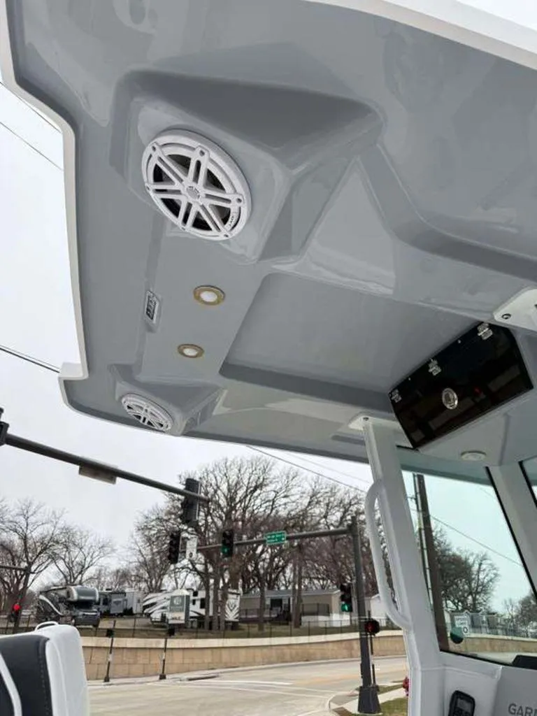 Slide: The Image of Blackfin 252 CC 2025 - 6