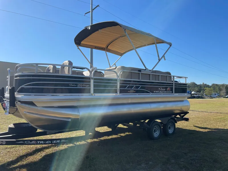 Slide: The Image of Sun Tracker Fishin' Barge 20 DLX 2025 - 51