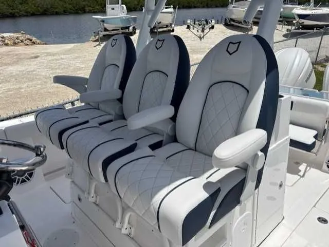 Slide: The Image of Sea Fox 328 Commander 2025 - 10