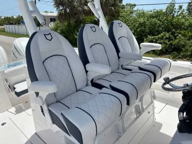 Slide: The Image of Sea Fox 328 Commander 2025 - 11