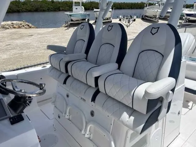 Slide: The Image of Sea Fox 328 Commander 2025 - 13